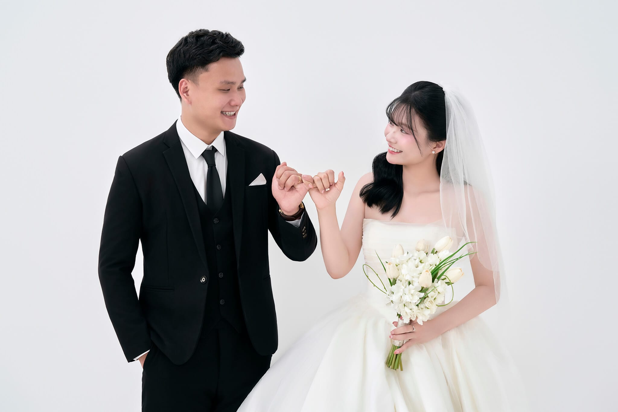 Ảnh cưới ngoài trời nằm ngang của Giang Sơn và Thanh Hằng